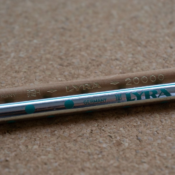 Pareja de lapices Lyra. Lyra 20000 cedro y Lyra dots. Vintage. Pair of Lyra pencils. Lyra 20000 cedar and Lyra dots. Vintage. COLLECTION.