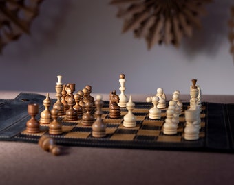 Luksusowa, ręcznie robiona skórzana szachownica z drewnianymi figurami szachowymi. Elegancki zestaw szachów podróżnych wysokiej jakości, prezent na Walentynki. Składane, przenośne szachy.