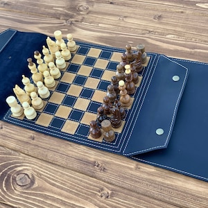 Juego de ajedrez de viaje inteligente Tablero de ajedrez de cuero de lujo hecho a mano con piezas de ajedrez de madera de alta calidad Ajedrez portátil plegable