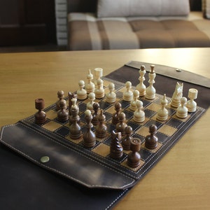 Tablero de ajedrez de cuero de lujo hecho a mano con piezas de ajedrez de madera Juego de ajedrez de viaje inteligente de alta calidad Tablero de ajedrez portátil plegable