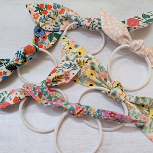 Lazo para el cabello con forma de conejito: Tela de Rifle Paper Co. y Liberty of London