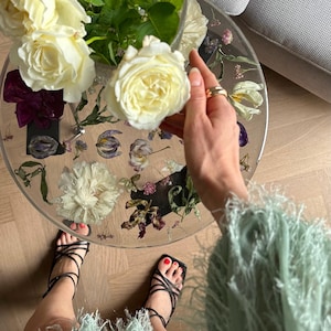 Epoxyhars tafel met echte bloemen en bladeren | Handgemaakte natuurlijke tafel | Uniek woonaccessoire | Unieke hars tafel