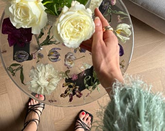 Mesa de resina epóxi com flores e folhas naturais | Mesa artesanal com acabamento natural | Acessório de decoração exclusivo | Mesa de resina única