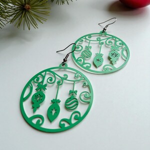 Orecchini giganti a forma di palline / Orecchini natalizi leggeri e vistosi / Gioielli divertenti per le feste / Un grande e audace regalo di Natale per lei