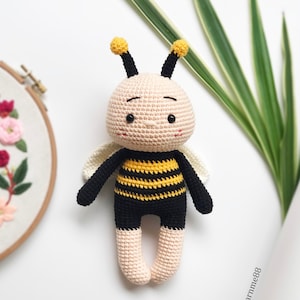 Yarnme88: Lucy The little Bee. Amigurumi Crochet Pattern. PDF. Instant download. English language.