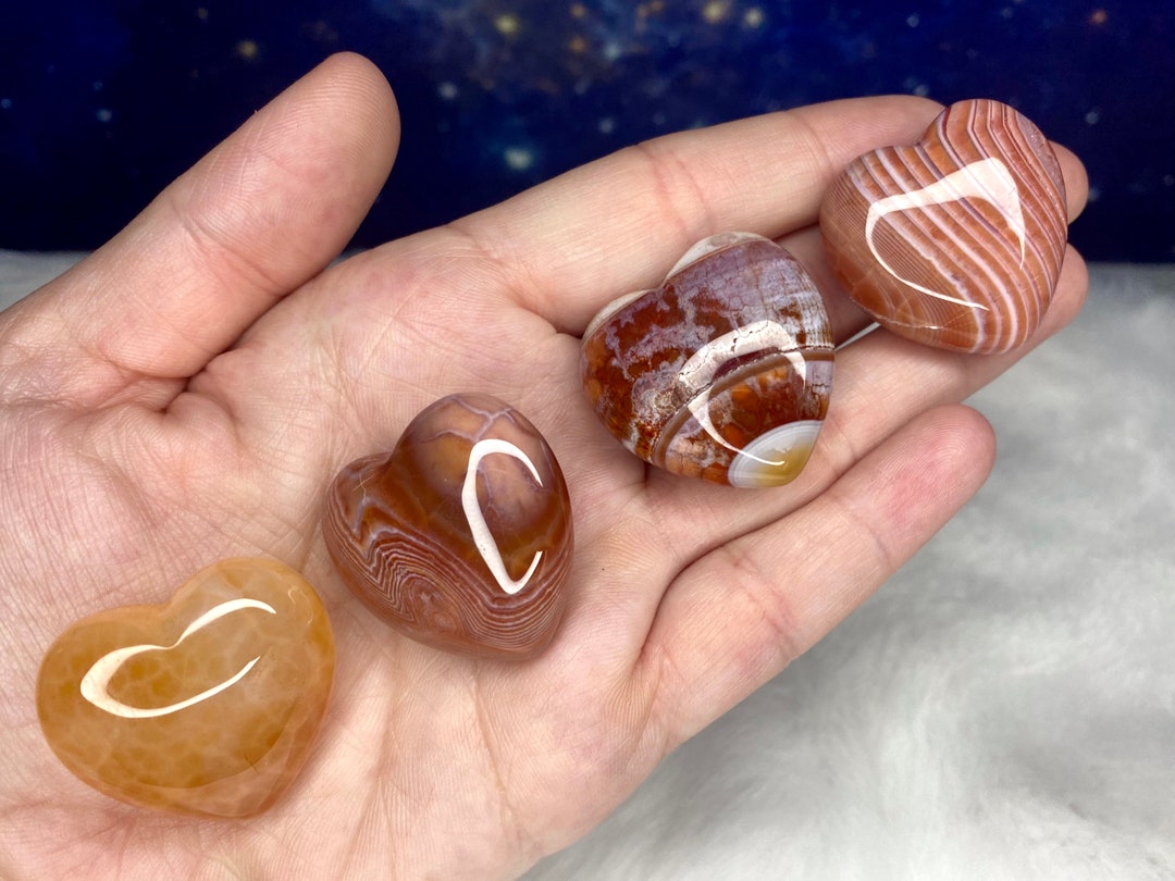 ウスカバード　カーネリアン 縞模様のカーネリアンハート：研磨クリスタルタンブル（1～1.25インチ