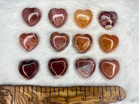 縞模様のカーネリアンハート：研磨クリスタルタンブル（1～1.25インチ