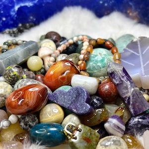 Onvolmaakte kristallen confettischep | Mysterieuze kristallen zak met tuimelaars, houtsnijwerk, torens, bol en meer