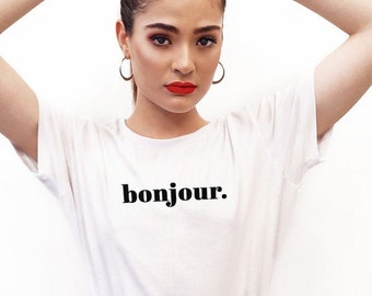 ボンジュールシャツ、パリのシックなグラフィックTシャツ、フランスのスローガンTシャツ、ヨーロッパの夏の美学、ミニマリストなフランス旅行シャツ、シックなブティックトップス