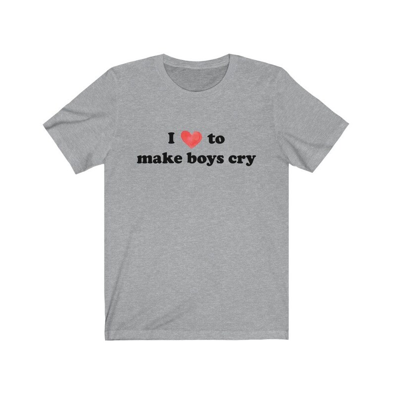 Puede incluir: Camiseta gris jaspeado con la frase "I ❤️ to make boys cry" en negro. El s&iacute;mbolo del coraz&oacute;n es rojo. La camiseta es de cuello redondo y manga corta.