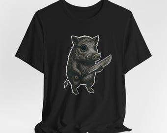 マチェーテを持ったイノシシのTシャツ、狂気の動物グラフィックTシャツ、ミニマリストのイノシシのイラスト、カオスエネルギーのTシャツ、皮肉な動物のTシャツ