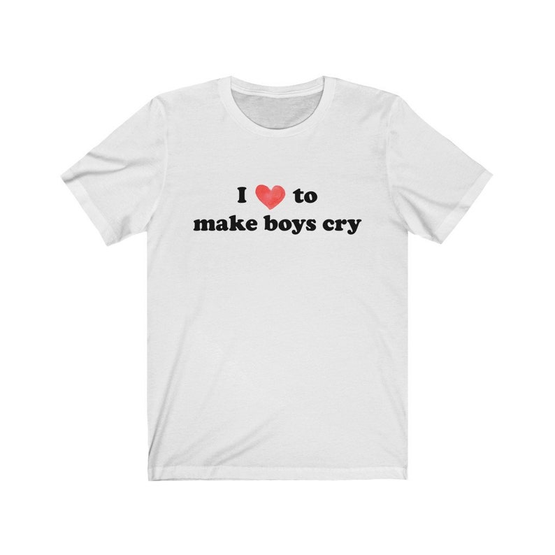 Puede incluir: Camiseta blanca con el texto "I ❤️ to make boys cry" en fuente negra. El s&iacute;mbolo del coraz&oacute;n es rojo. La camiseta tiene mangas cortas y cuello redondo.