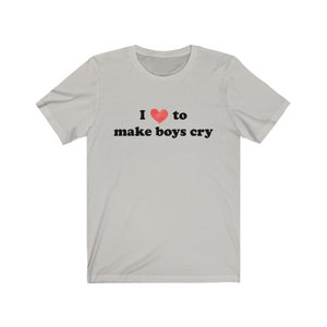 Puede incluir: Camiseta gris claro con el texto "I ❤ to make boys cry" en fuente negra. El s&iacute;mbolo del coraz&oacute;n es rojo. La camiseta tiene mangas cortas y cuello redondo.