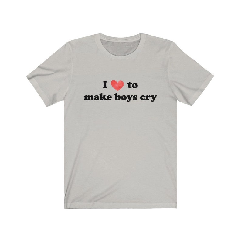 Puede incluir: Camiseta gris claro con el texto "I ❤ to make boys cry" en fuente negra. El s&iacute;mbolo del coraz&oacute;n es rojo. La camiseta tiene mangas cortas y cuello redondo.