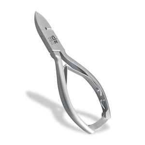 Op de afbeelding: Zilveren nagelknippers met een gebogen handvat en een scherpe mes. De nagelknippers zijn geëtiketteerd met "ZP INOX C 10/211".