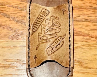 Estuche para cuchillos tipo mochila de cuero repujado