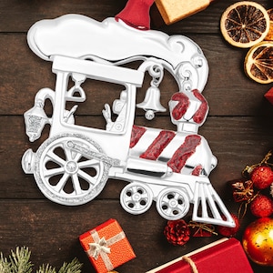 NUEVO - Adorno navideño de recuerdo de metal plateado de ley con tren de juguete moderno grabado