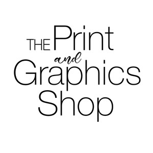 Puede incluir: Fondo blanco con el texto "THE Print and Graphics Shop" en negro. La palabra "and" est&aacute; en cursiva, mientras que las otras palabras est&aacute;n en una fuente sans-serif.