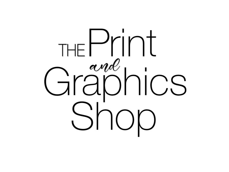Puede incluir: Fondo blanco con el texto "THE Print and Graphics Shop" en negro. La palabra "and" est&aacute; en cursiva, mientras que las otras palabras est&aacute;n en una fuente sans-serif.