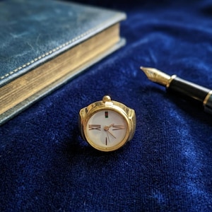 Anillo de oro con reloj, esfera con números romanos, joyería llamativa apilable, estilo academia oscura.
