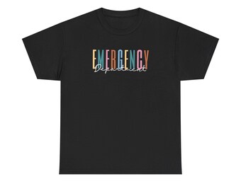 Op de afbeelding: Zwart T-shirt met de tekst "EMERGENCY Department" in regenboogkleuren.