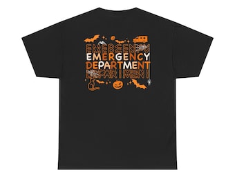 Op de afbeelding: Zwart T-shirt met oranje Halloween-afbeeldingen. Het ontwerp bevat vleermuizen, een pompoen, een zwarte kat en een ambulance. De woorden "EMERGENCY DEPARTMENT" zijn verticaal in oranje afgedrukt.