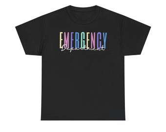 Op de afbeelding: Zwart T-shirt met de tekst "EMERGENCY Department" in regenboogkleuren.