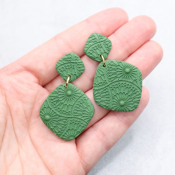 Pendientes rombos verde bosque. Pendientes de arcilla polimérica hechos a mano. Pendientes únicos y ligeros.