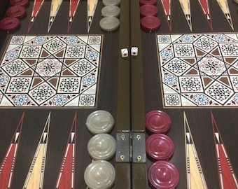 Set da backgammon in legno fatto a mano con motivo a mosaico a stella.