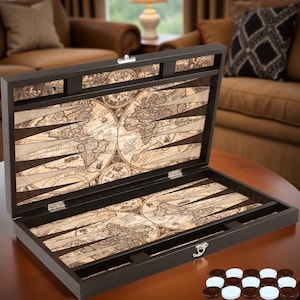 Könnte beinhalten: Offenes Backgammon-Set aus Holz mit Weltkarten-Design im Inneren. Das Set ist dunkelbraun mit einem silbernen Verschluss. Enthält braune und weiße Spielsteine. Das Spiel ist auf einem runden Holztisch geöffnet.
