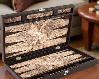 Juego de backgammon con mapa del mundo antiguo, incrustaciones de piel sintética