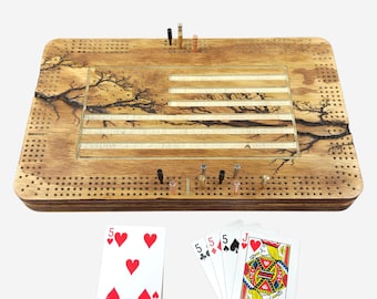 Tablero de cribbage con bandera de EE. UU. Fractal Burn / 4 pistas continuas, almacenamiento de clavijas y tarjetas