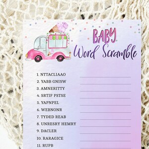 Peut inclure: Un camion de crème glacée rose et blanc avec un toit rose et un cornet de crème glacée blanc sur le dessus. Le camion est sur un fond violet avec des pois blancs. Le texte "BABY Word Scramble" est en haut de la page. Il y a 15 mots à démêler, chacun avec un numéro à côté.