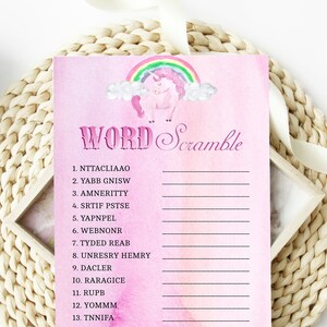 Peut inclure: Un jeu de mots mêlés imprimable rose et blanc avec une illustration de licorne et d'arc-en-ciel. Le jeu comprend 15 mots à démêler.
