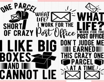 Puede incluir: Diseño gráfico en blanco y negro con texto e ilustraciones con temática postal. Las frases incluyen "One Parcel Short of Crazy", "I Like Big Boxes" y "What Life? I Work for the Post Office". El diseño presenta buzones, sobres y cajas.