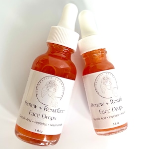 Może przedstawiać: Dwie bursztynowe butelki ze szklanymi kroplomierzami, oznaczone "Renew + Resurface Face Drops" i "Renew + Resurfa Face Drops". Butelki zawierają przezroczysty pomarańczowy płyn i są oznaczone składnikami "Glycolic Acid + Peptides + Niacinamide" i "Glycolic Acid + Peptides + Niacinamide". Butelki mają pojemność 1 fl oz i 5 fl oz.