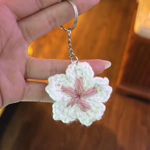 桜の花のかぎ針編みのキーホルダー
