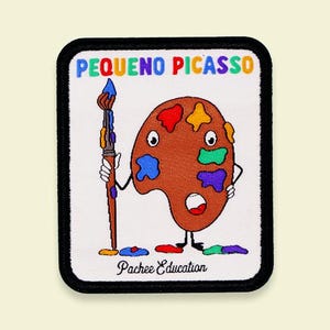 Puede incluir: Un parche termoadhesivo colorido con una paleta de pintura de dibujos animados que sostiene un pincel. El texto "PEQUEÑO PICASSO" está en la parte superior del parche. El texto "Pachee Education" está en la parte inferior del parche.