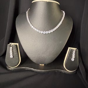 Collar de plata con solitario de circonita cúbica, ideal como regalo de boda, aniversario o graduación.