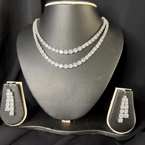 Collar nupcial de plata con solitario de circonita cúbica y perla, ideal para bodas, aniversarios, graduaciones y regalos.