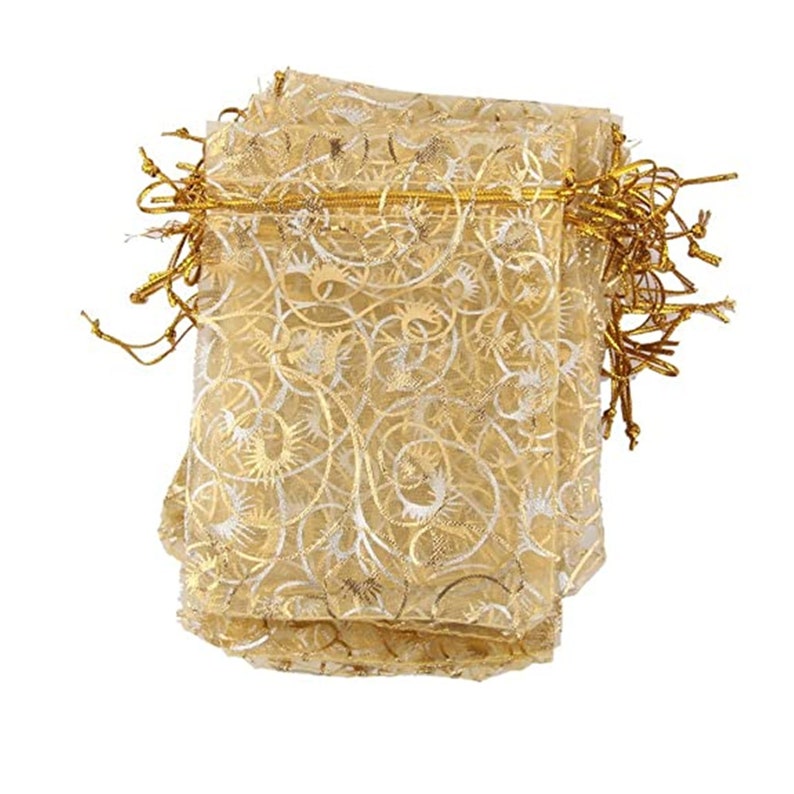 K&ouml;nnte beinhalten: Ein Stapel goldener Organza-Geschenkbeutel mit einem wei&szlig;en Wirbelmuster und goldenen Kordelverschl&uuml;ssen.