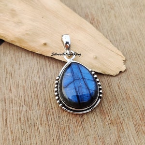 Labradorite Pendant* 925 Sterling Silver Pendant* Blue Flash* Exquisite Gift* Silver Jewelry* Gorgeous Pendant* Free Shipping