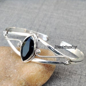 Bracciale in onice nero • Argento Sterling 925 • Bracciale con pietre preziose • Bracciale delicato • Regalo per amore • Pietra tagliata in onice nero • Bracciale regolabile