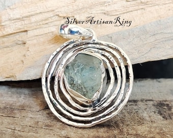 Ciondolo acquamarina ~ Argento sterling 925 ~ Ciondolo con pietra preziosa ~ Ciondolo dal design rotondo ~ Ciondolo ammaliante ~ Pietra grezza ~ Ciondolo di apatite