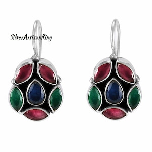 Puede incluir: Pendientes de plata con un racimo de piedras preciosas rojas, verdes y azules. Los pendientes tienen un cierre de gancho simple.