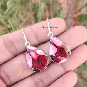Pu&ograve; includere: Un paio di orecchini pendenti in argento con pietre di diaspro rosso, rosa e oro a forma di goccia.
