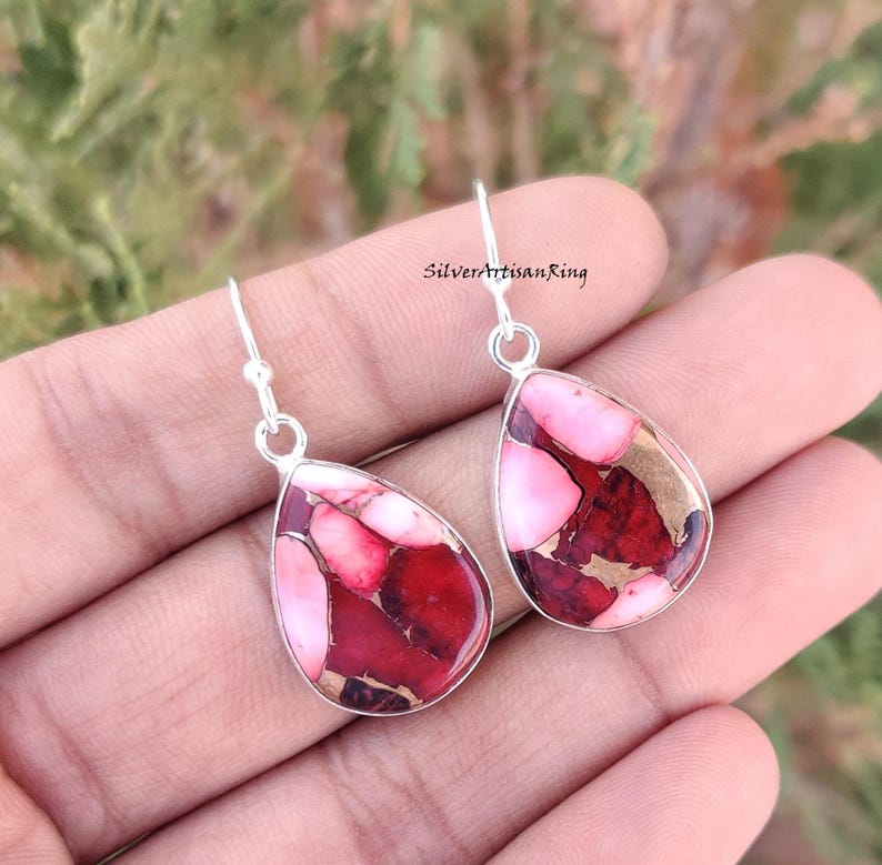 Pu&ograve; includere: Un paio di orecchini pendenti in argento con pietre di diaspro rosso, rosa e oro a forma di goccia.