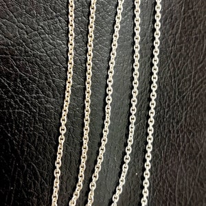 Puede incluir: Un collar de cadena de plata con cierre de mosquet&oacute;n.