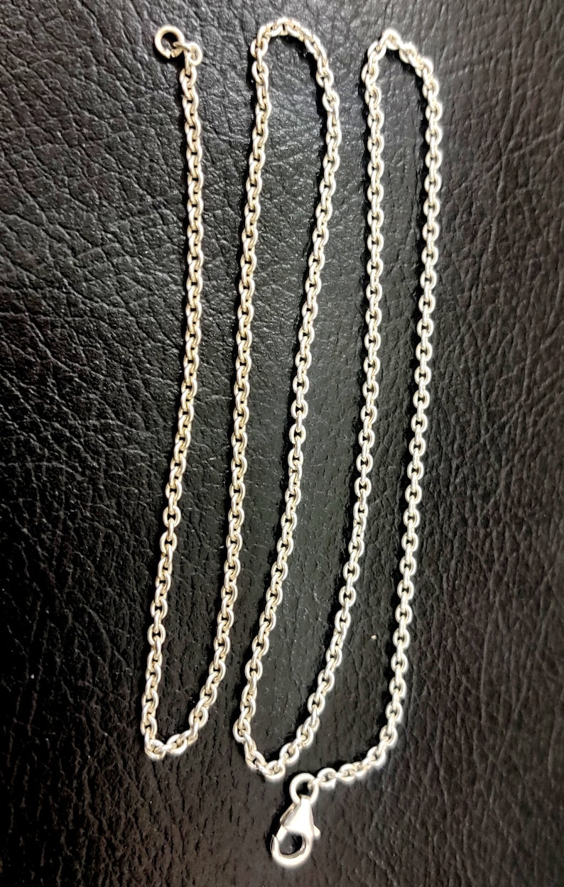 Puede incluir: Un collar de cadena de plata con cierre de mosquet&oacute;n.
