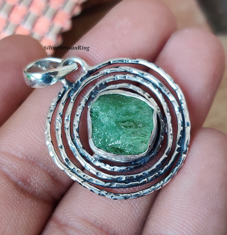 Aquamarine Pendant 925 Sterling Silver Gemstone Pendant Round Designe Pendent Amezing Pendent Raw Stone Apatite Pendant Green Raw Stone